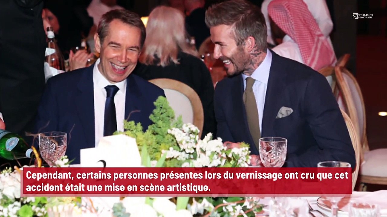 Une femme détruit une oeuvre de l’artiste Jeff...