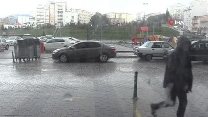 Bandırma'da dolu ve sağanak yağış hayatı olumsuz etkiledi