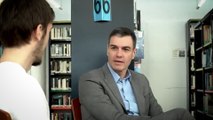 Sánchez charla sobre las becas con cuatro jóvenes en una biblioteca de Fuenlabrada