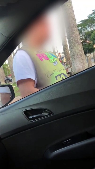 Homem tenta arrombar carro com jovem dentro durante Carnaval em Florianópolis