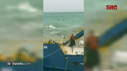 غرق سفينة بالمضيق.. السلطات المغربية تستعين بمروحية لإنقاذ طاقمها