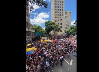 Após atraso, público pede para o bloco Baianas Ozadas começar
