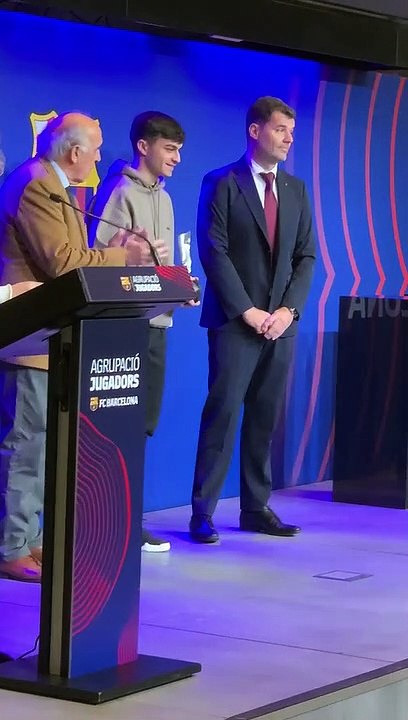 Pedri recibe el Premi de la Agrupació Jugadors del FC Barcelona / CULEMANÍA