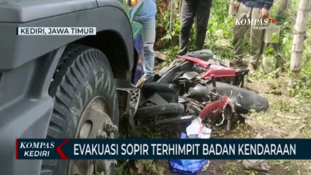 Evakuasi Korban Kecelakaan Beruntun Berlangsung Dramatis