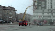 Kayseri'deki ağır hasarlı binanın yıkımına başlandı