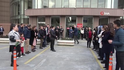 Deprem bölgesinden dönen adliye personeline alkışlı ve karanfilli karşılama