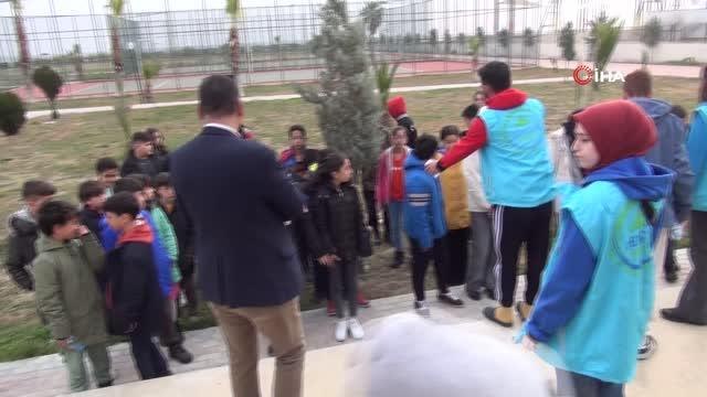 Depremzede öğrenciler, kamplarda oluşturulan sınıflarda ders başı yaptı