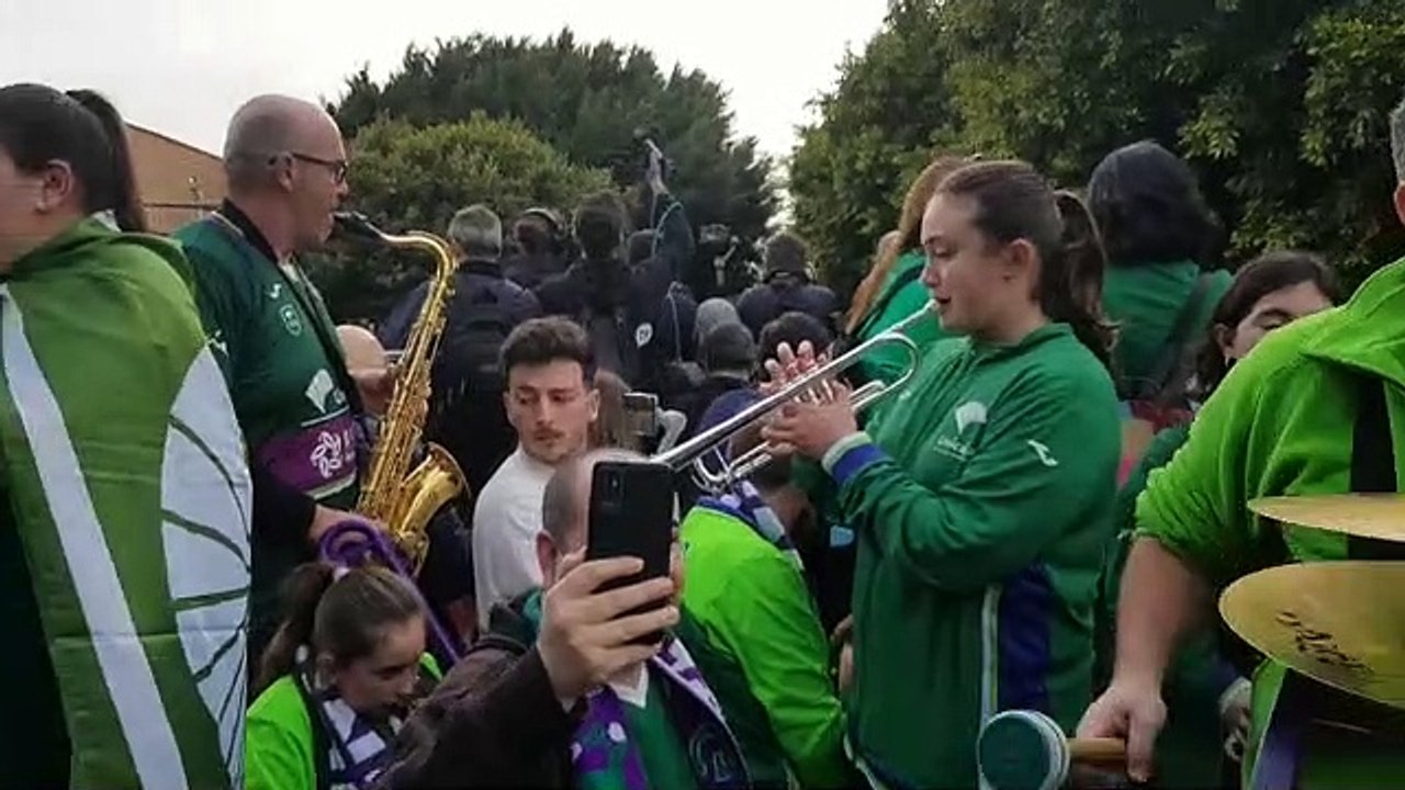 La banda anima.