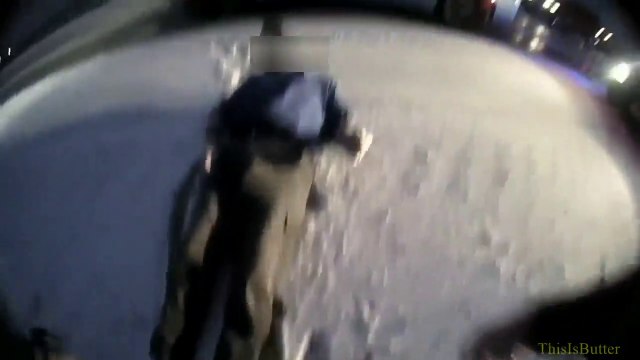 Un policier sauve un homme qui vient de glisser sur le verglas... bon réflexe