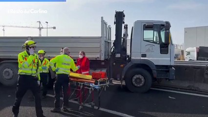 Paura in A13, schianto fra tir: grave un camionista