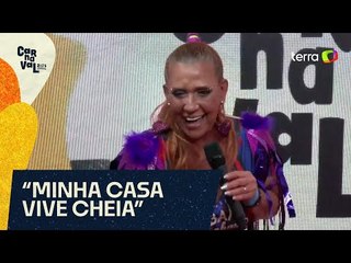 Rita Cadillac curte Carnaval solteira, mas reforça: 'sozinha nunca estou'