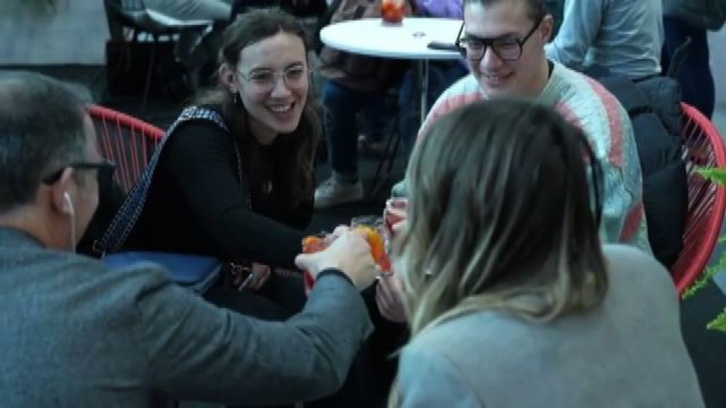 Video Gli italiani riscoprono effetti benefici dello stare fuori casa