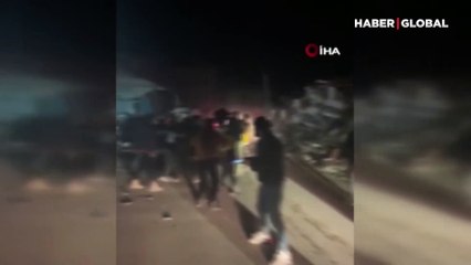 Hatay'da deprem anı kameralara yansıdı: Gözyaşlarına hâkim olamadılar