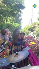 Aline Calixto canta com o bloco Garotas Solteiras