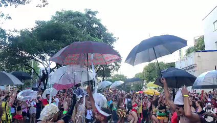 Garotas Solteiras cantam "Umbrella", de Rihanna