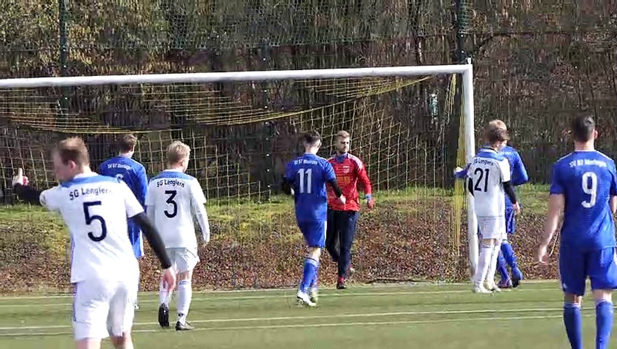 Nico Kerbs verschießt Elfmeter für die SG Lenglern im Test gegen Moringen