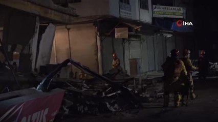 Hatay Haraparası Mahallesi'nde yıkılan binada arama kurtarma çalışması yürütülüyor
