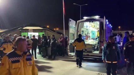 Hatay'da kurulan Sahra Hastanesi'ne getirilen yaralılar, helikopterle naklediliyor