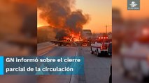 Carambola provoca cierre parcial en la México- Querétaro; 3 coches terminan incendiados
