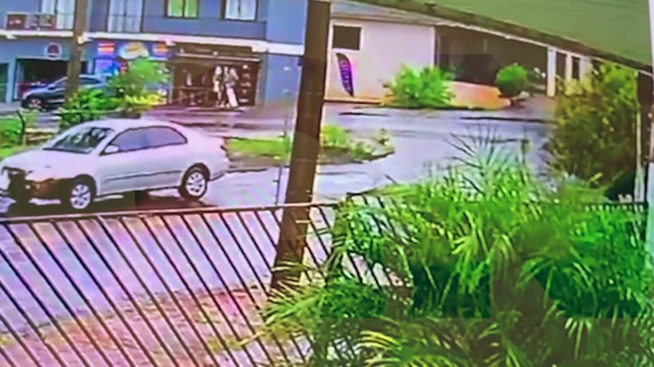 Câmera flagra colisão que deixou motociclista com fratura em um dos pés