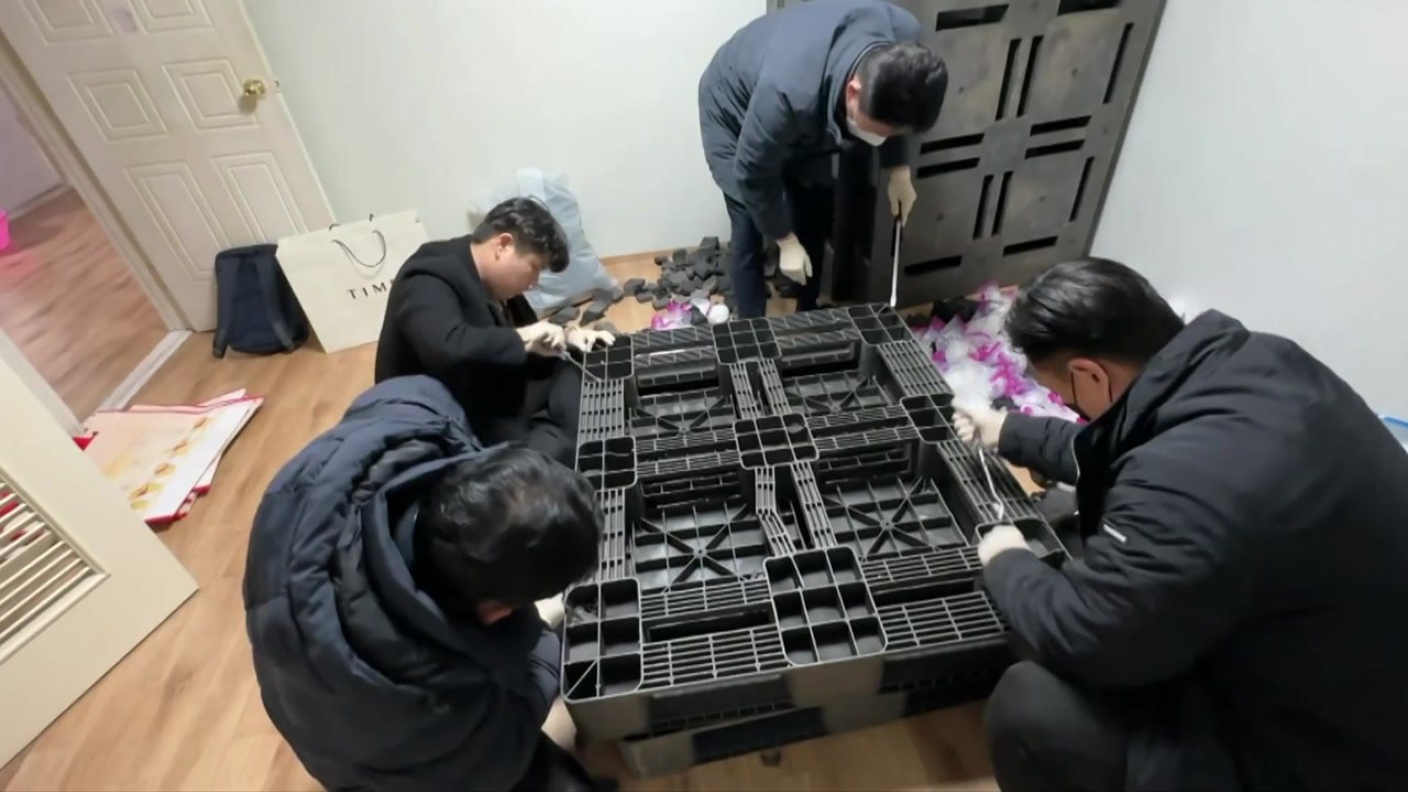 화물 운반대에 필로폰 50㎏ 숨겨 밀반입...3명 구속 / YTN