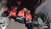 Antakya'da Gazi mahallesindeki enkazdan bir kişinin cansız bedeni çıkarıldı