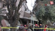 Antakya'da yıkılan binanın enkazında arama çalışmaları sürüyor