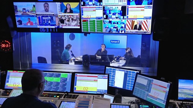 Depuis Rungis, Emmanuel Macron maintient qu'il «faut travailler un peu plus longtemps»