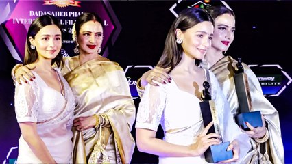 दिग्गज एक्ट्रेस रेखा और आलिया भट्ट एक साथ खूबसूरत साड़ी पहने अवार्ड शो में नजर आयी