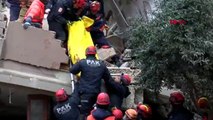 Antakya Gazi Mahallesi'nde yıkılan binanın enkazından 2 kişinin cansız bedeni çıkarıldı