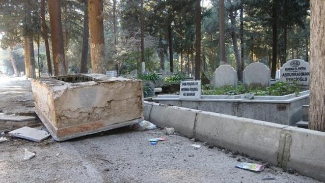 Hatay'da deprem sonrası ürkütücü manzara! Mezarlar hasar gördü, bazıları yola savruldu