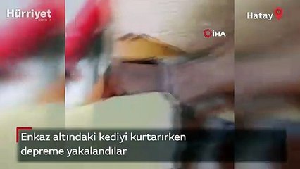 Enkaz altındaki kediyi kurtarırken depreme yakalandılar