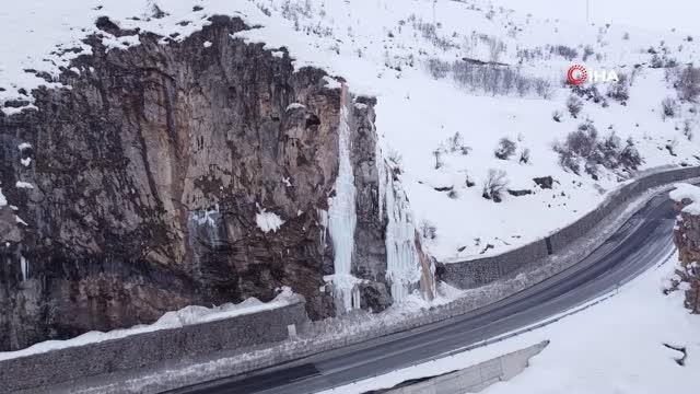 Bitlis'in sembollerinden Deliklitaş buzla kaplandı