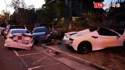 2000萬法拉利撞擊瞬間！駕駛住院、維修費恐噴飛500萬(翻攝自記者爆料網)