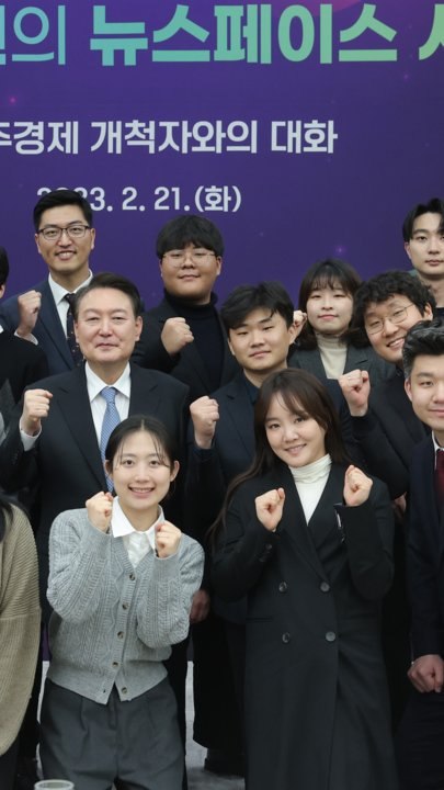 尹 우주 개척자와의 대화에…'우주 여신' 여가수 나타난 이유