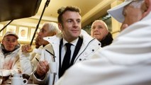 Retraites : « Les gens savent qu’il faut travailler un peu plus longtemps », maintient Macron