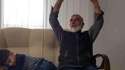 Depremi duyar duymaz yola koyulan yaşlı adam, oğlu ve torunlarını 23'ncü saatte kurtardı