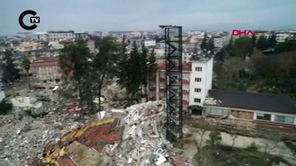 Depremde binalar yıkıldı, yangın merdiveni ayakta kaldı