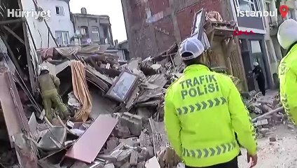 3 katlı metruk bina çöktü