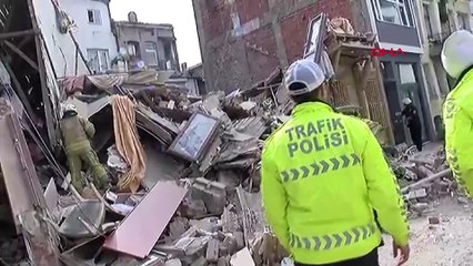 Fatih'te metruk bina çöktü