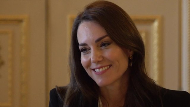 VOICI - Kate Middleton met la main aux fesses de William aux Bafta : un expert explique ce geste surprenant