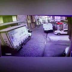 Fatih'te metruk bina çöktü