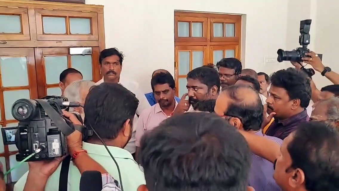 குமரியில் அமைச்சர் சேகர்பாபுவை முற்றுகையிட்ட பத்திரிகையாளர்களால் பரபரப்பு