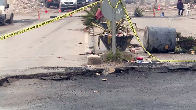 Hatay merkezli depremde bazı yol ve köprüler zarar gördü