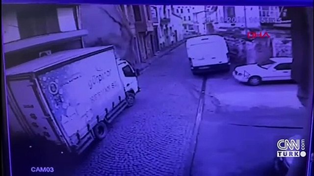 Fatih'te 3 katlı metruk binanın çöktüğü anlar kamerada