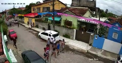 Homem é ameaçado com arma durante assalto e leva tapas e rasteira