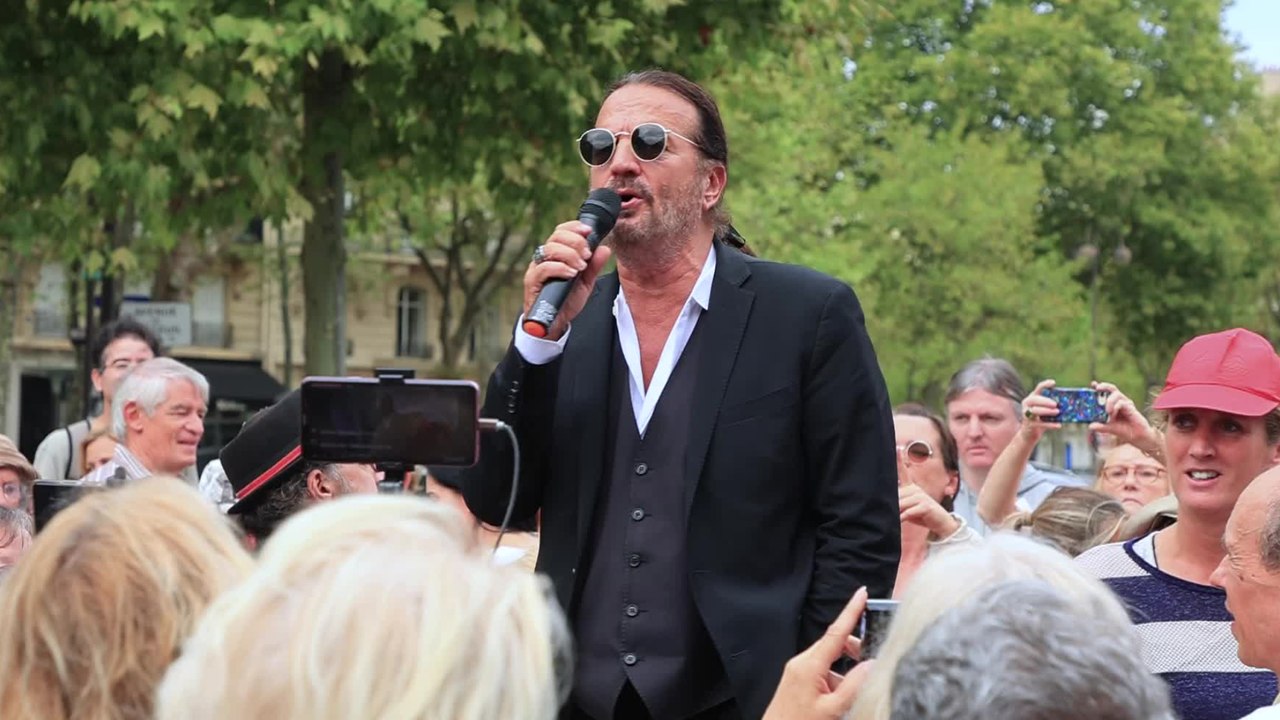 VOICI - Francis Lalanne condamné à une peine de 800 euros après une altercation avec son ex-compagne