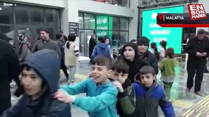 Depremzedelerin metaneti din görevlilerini duygulandırdı