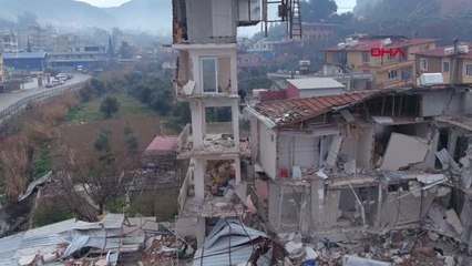 ANTAKYA'DA YARISI ÇÖKEN BİNANIN ÜSTÜNDEKİ 'GÜVERCİN EVİ' SON DEPREMLERLE DE YIKILMADI