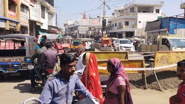 सीवर लाइन का काम होने से चौराहे में लगा जाम, पाइप लाइन भी फूटी